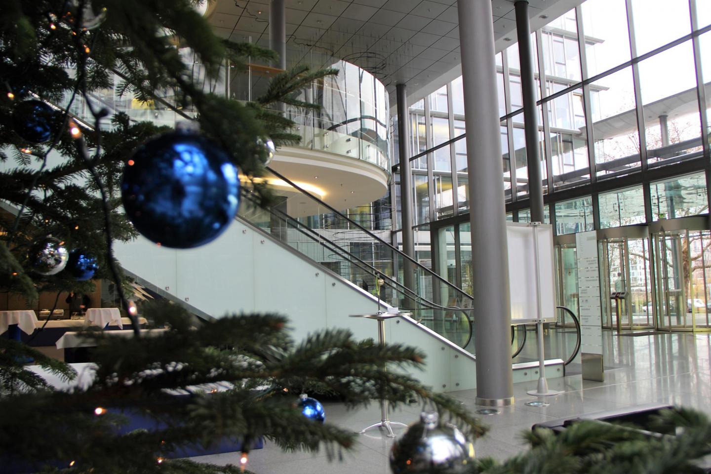 Weihnachtliche Stimmung im Empfangsbereich der Allianz Frankfurt
