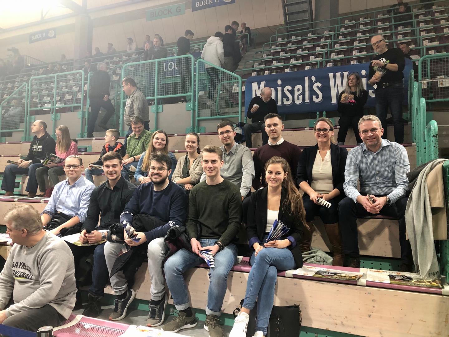 Auszubildende der Geschäftsstelle Bayreuth zu Gast bei Medi Bayreuth Basketball