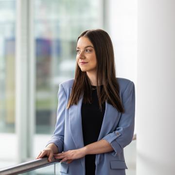 Traineeprogramm Sales Management: Junge Frau in Büroflur