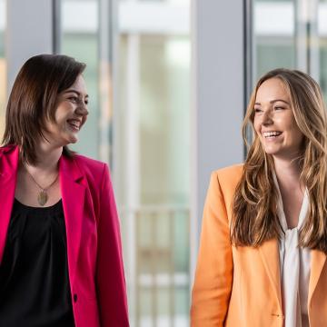 Allianz Management Programm Vertrieb: Zwei junge Frauen im Gespräch