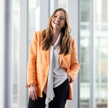 Allianz Management Programm Vertrieb: Junge Frau im Büro