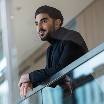 Duales Studium: Junger Mann im Büro