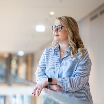 Digitale:r Verkäufer:in: Beraterin im Büroflur