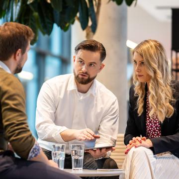 Digitale:r Verkäufer:in: Ein Team in einer Besprechung