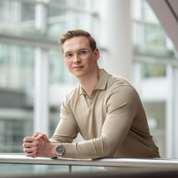 Traineeprogramm Sales Management: Junger Mann blickt in Kamera