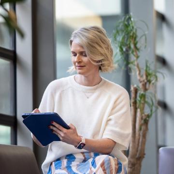 Richtig bewerben: Frau am Tablet