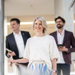 Führungskraft (m/w/d): Gruppe im Büroflur