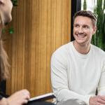 Junger Mann im Gespräch