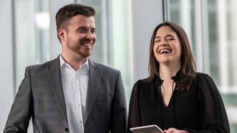 Praktikum und Werkstudententätigkeit: Zwei junge Personen auf dem Flur