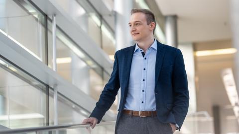 Kaufleute für Versicherungen und Finanzanlagen: Junger Mann in Büroflur